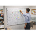 Tablica magnetyczna z grafiką w ramie aluminiowej 140x100cm Plan Lekcji + znaczniki 20 oddziałów/30 nauczycieli - obrazek 3